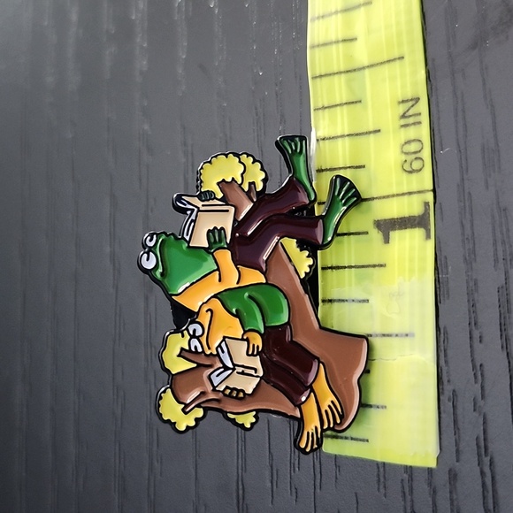 Frog and Toad Pin - Picture 4 of 4